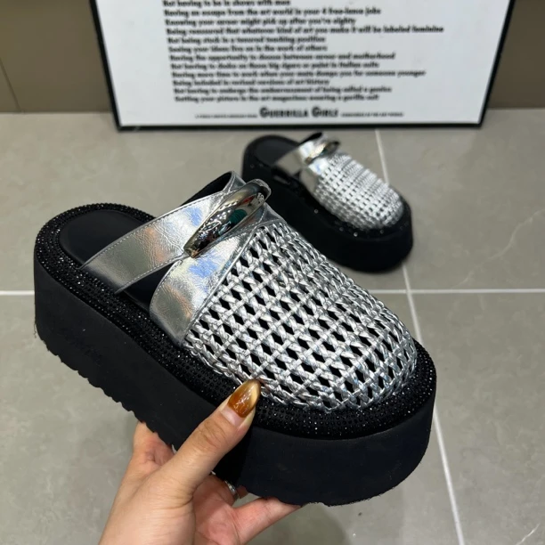 悦步推荐2025年（编织喽空）986-7厚底水钻包头镂空半拖时尚百搭