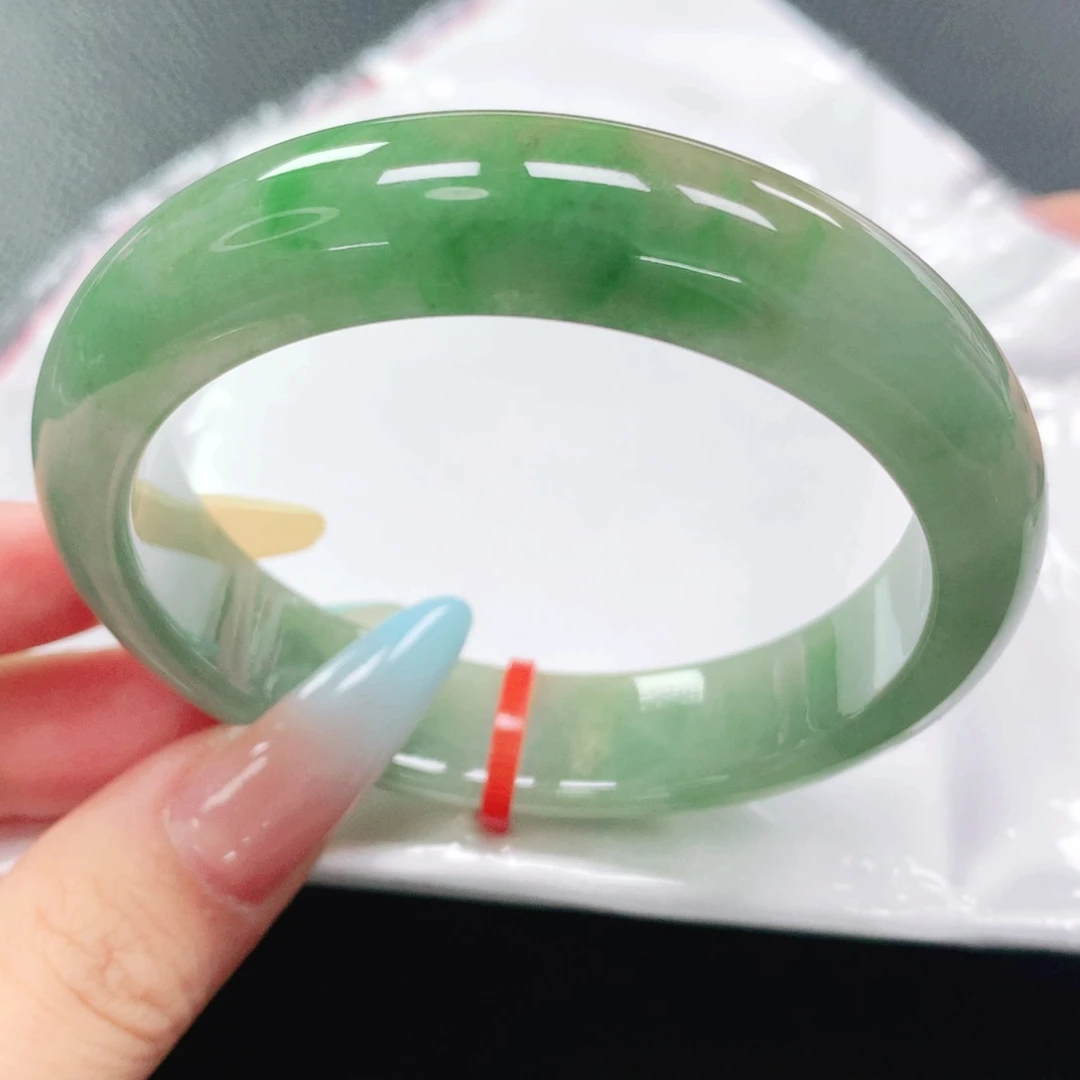 翡翠手镯未镶嵌55圈