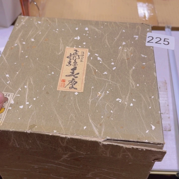 L***…盖碗瓷器的造型和造型也