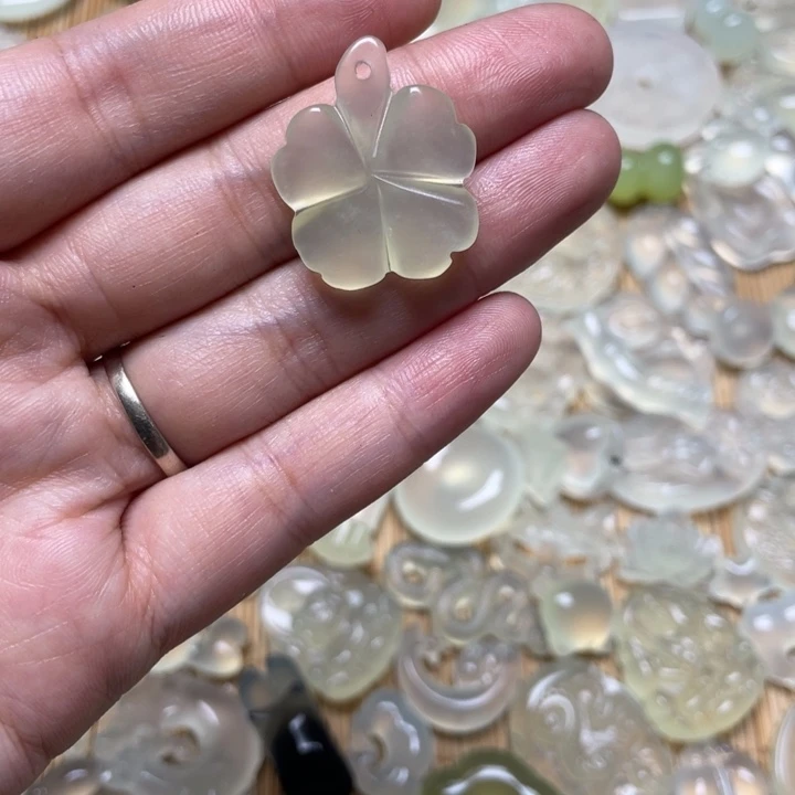 蛇纹石玉颈饰未镶嵌