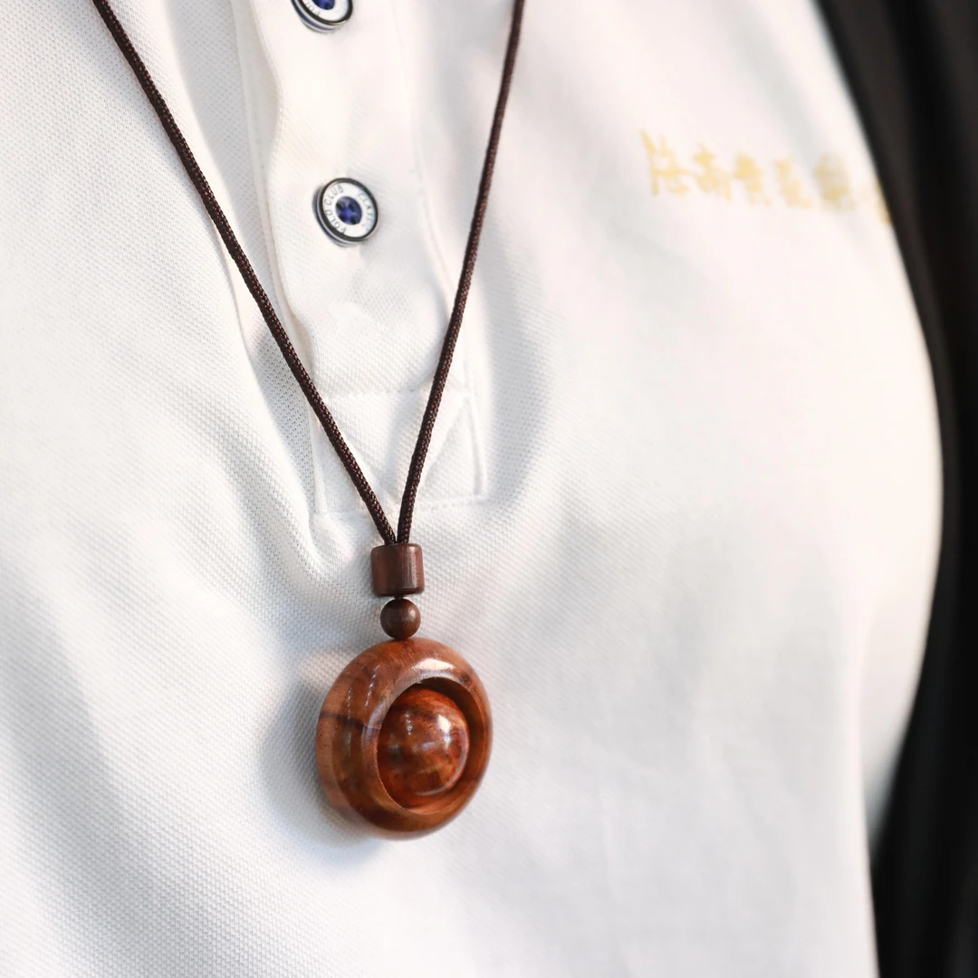 海南黄花梨32*32mm路路通转运珠可旋转文艺挂脖设计吊坠项链文玩