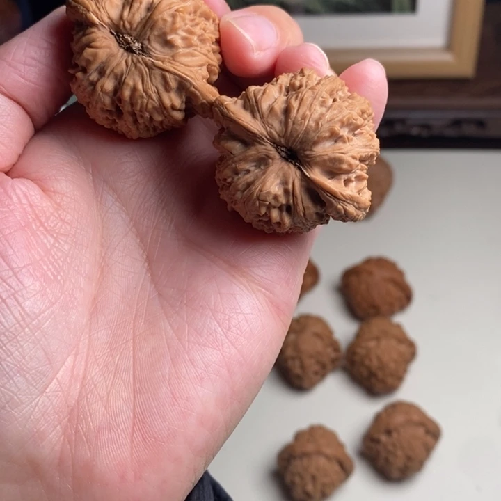 文玩核桃吊坠绣球