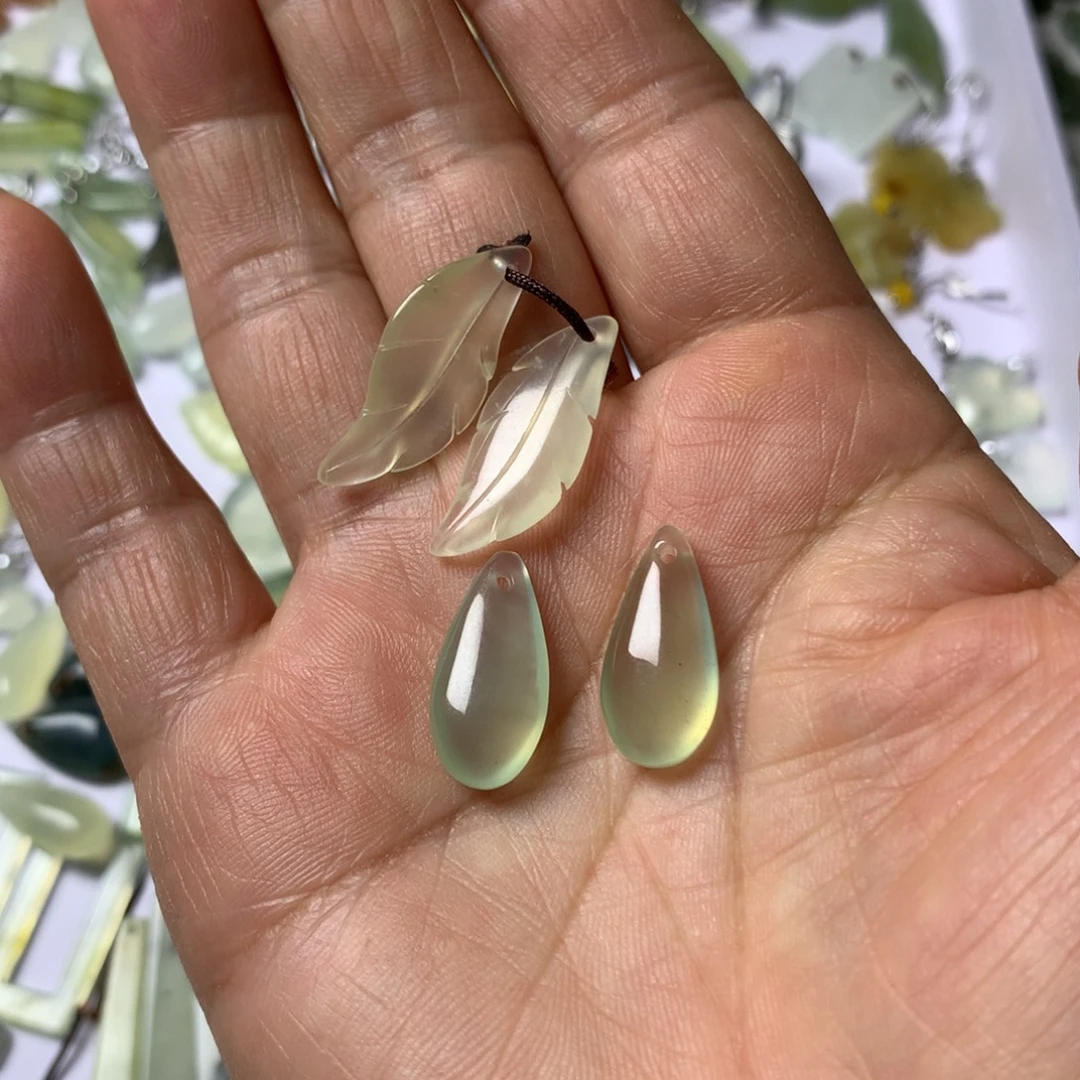 蛇纹石玉未镶嵌耳坠