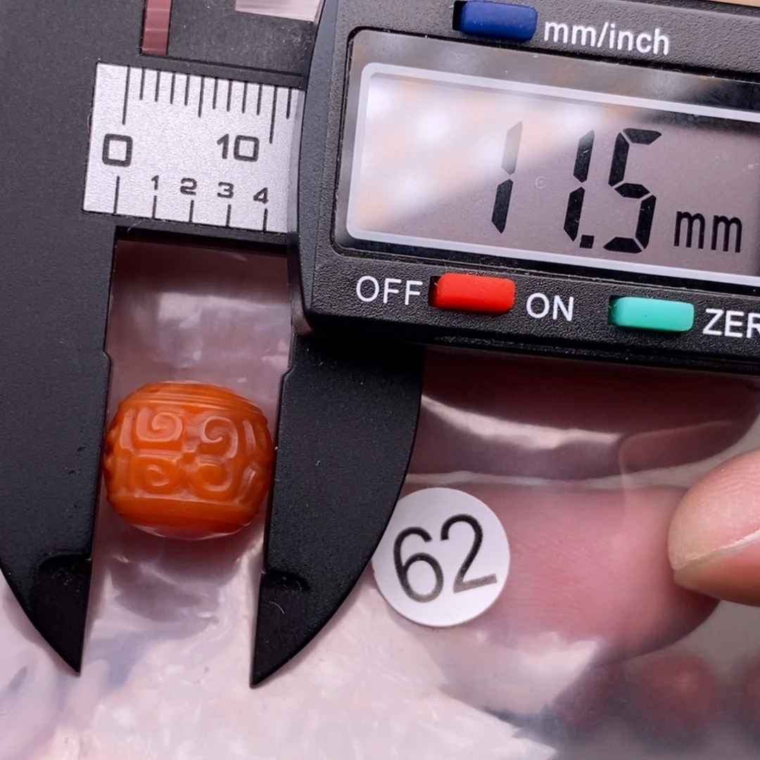 南红玛瑙未镶嵌配饰有瑕疵