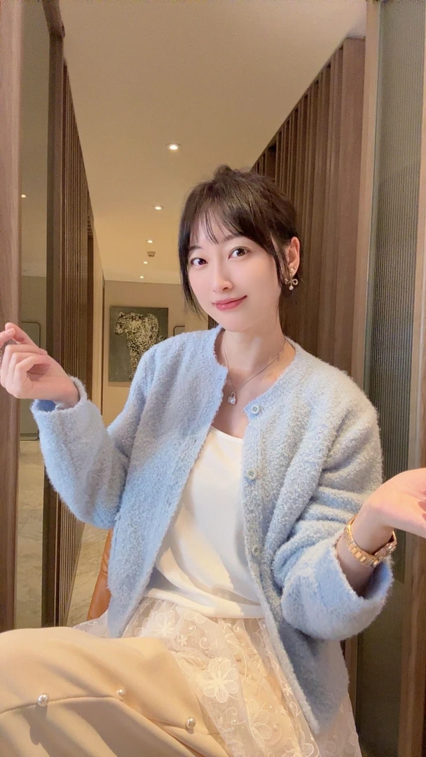 【张静芝】天空蓝小口袋系扣针织衫