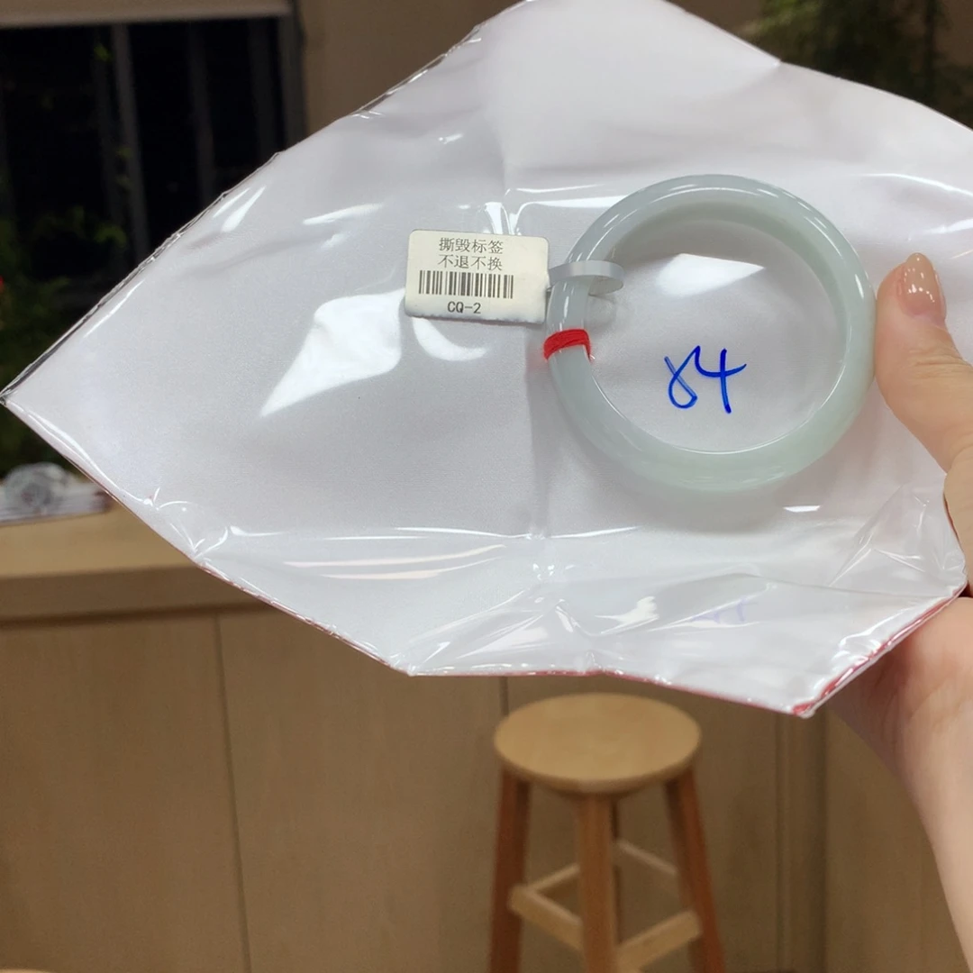 翡翠手镯未镶嵌不退不换