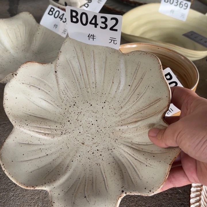 南***容陶瓷432粗陶花朵形状碗1个微瑕