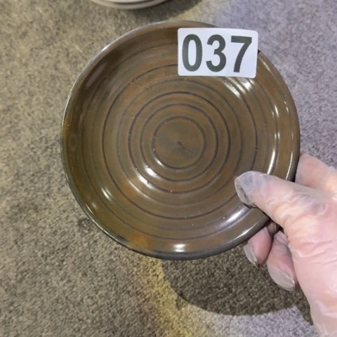 泥塑小碟子一个颜色一般