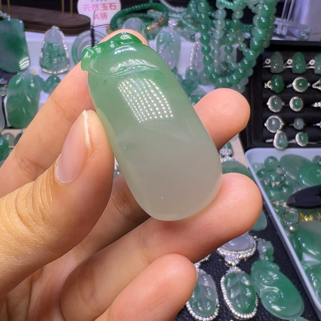 石英质玉（非洲翠）未镶嵌颈饰