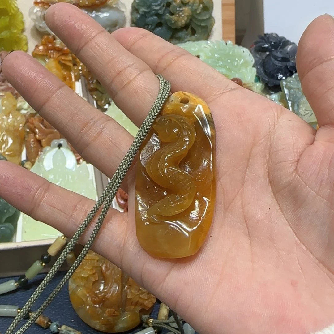 未镶嵌蛇纹石玉吊坠