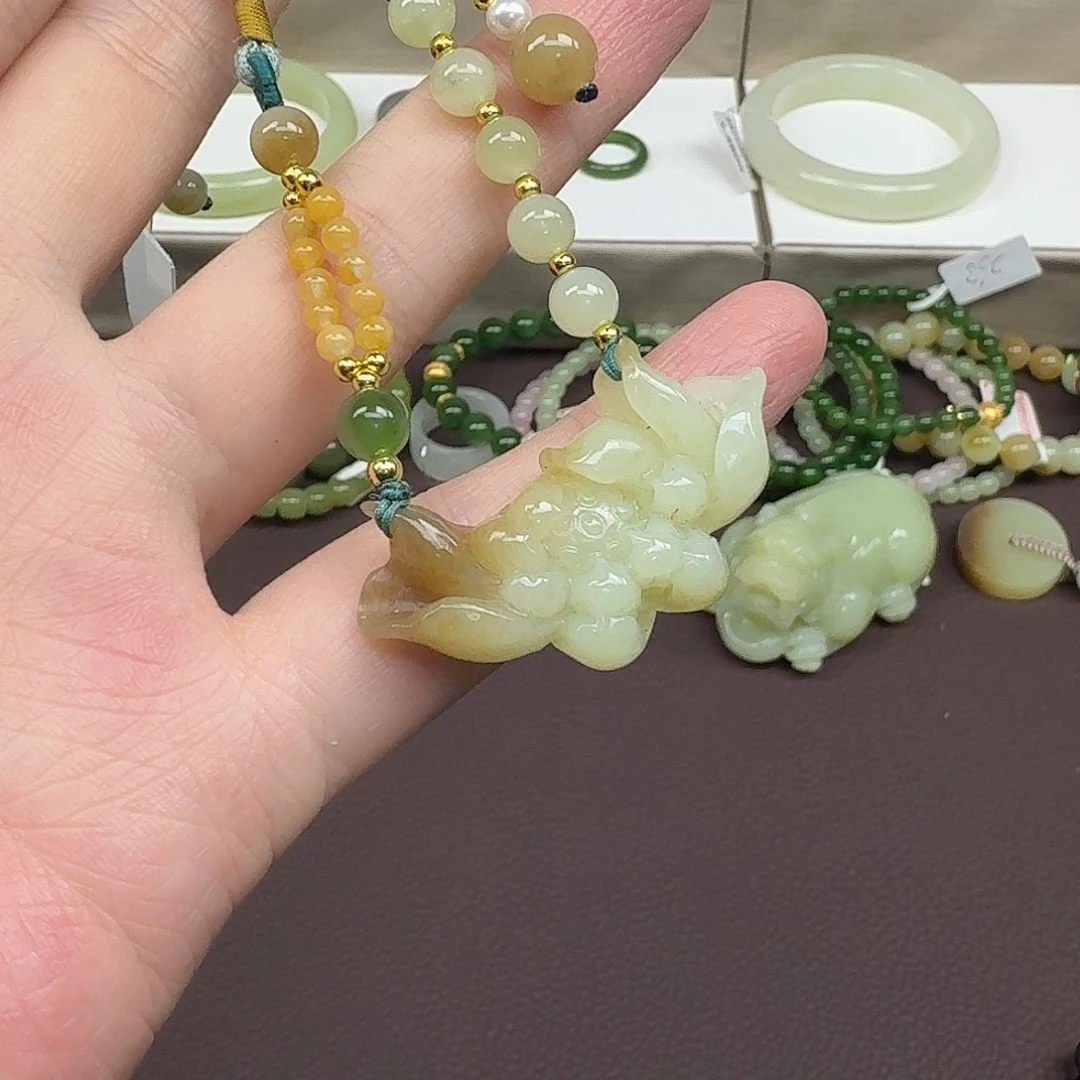 和田玉未镶嵌颈饰老玉一口糖莲花牌吊坠