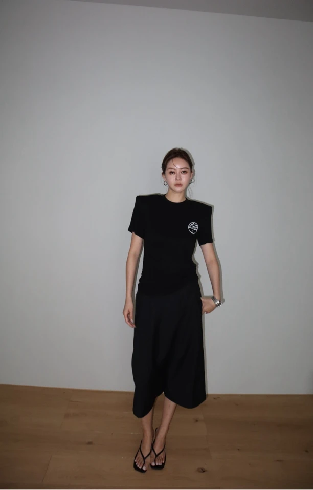 KIOKWANG//设计感圆领修身百搭垫肩廓形短袖上衣