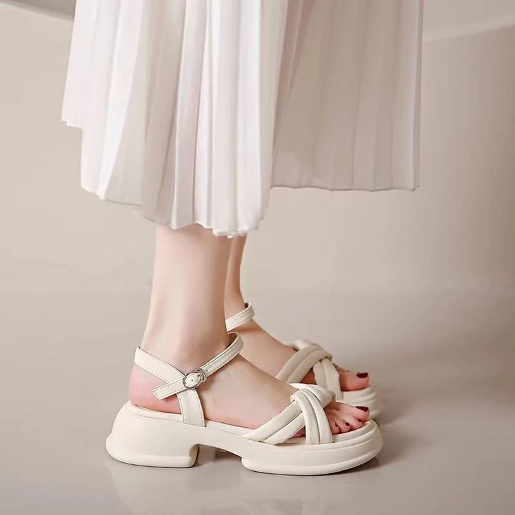 露趾一字式扣带松糕底橡胶低跟法式时尚休闲沙滩女鞋2024厚底新
