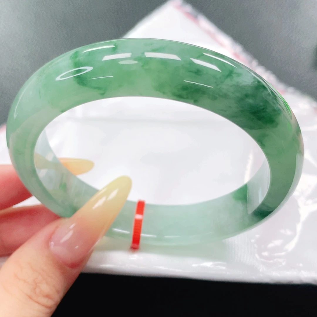 翡翠手镯未镶嵌59。