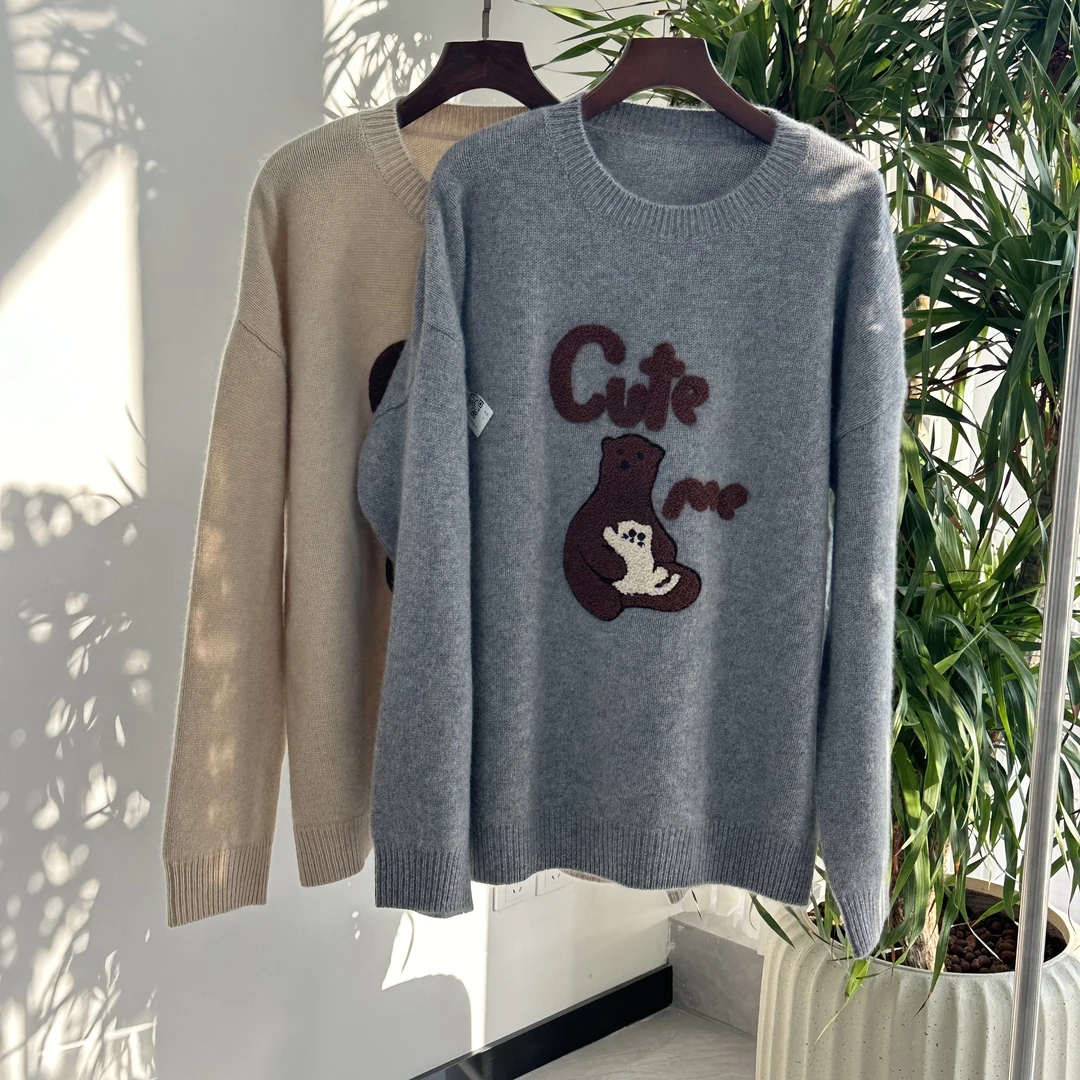 2024【炸总精选】秋冬新款100%山羊绒圆领刺绣高货熊熊套头衫Y9970