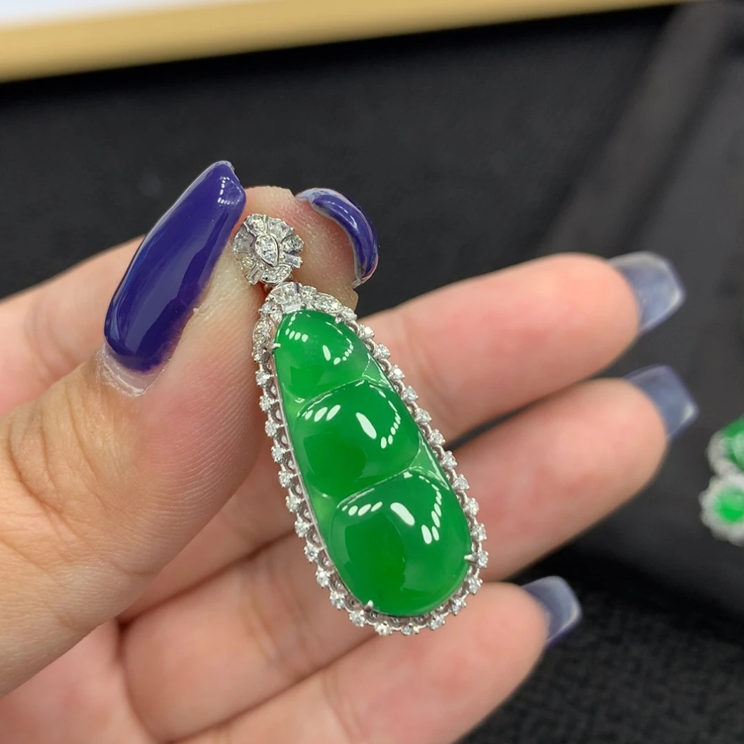 翡翠18K金镶嵌颈饰豆子