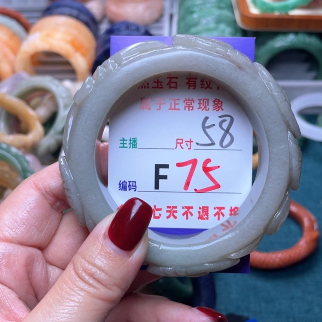 【闪购商品】未镶嵌手镯石英质玉