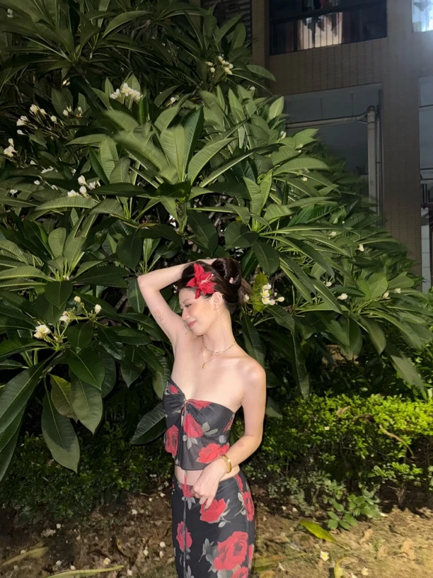 BTH玫瑰网纱印花一字肩抹胸上衣搭配高腰显瘦半身裙气质女装