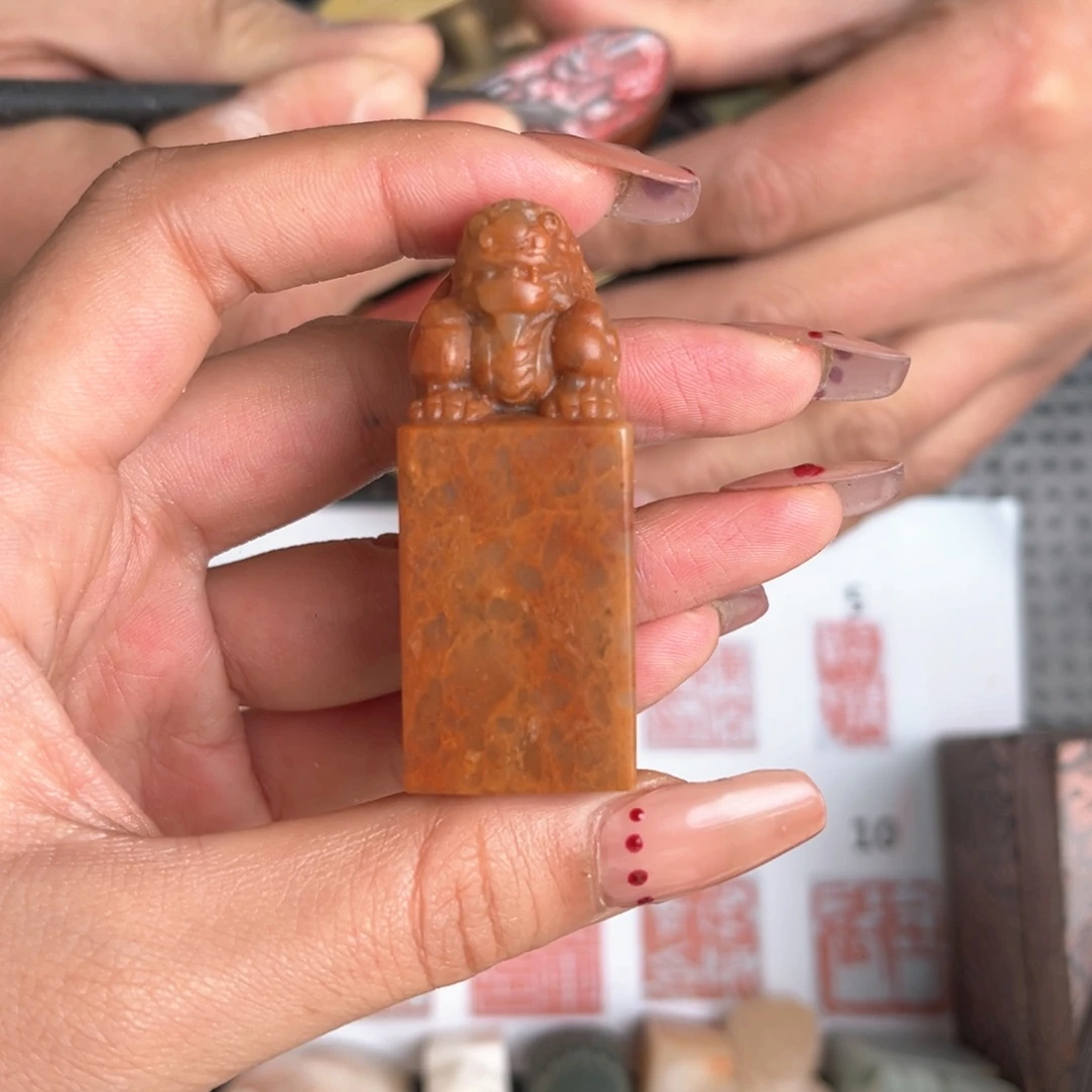 寿山石灯**珊现场纯手工篆刻