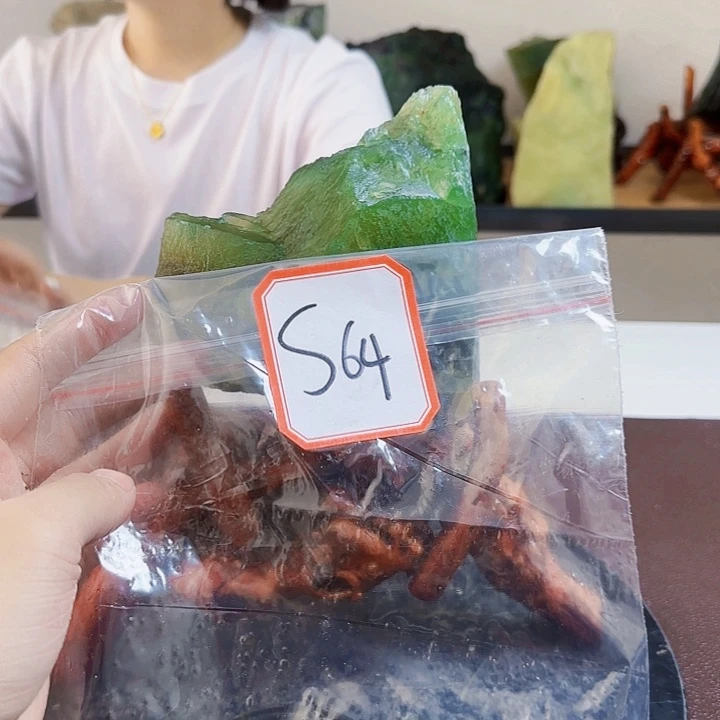 蛇纹石玉未镶嵌岫玉原石叶**?