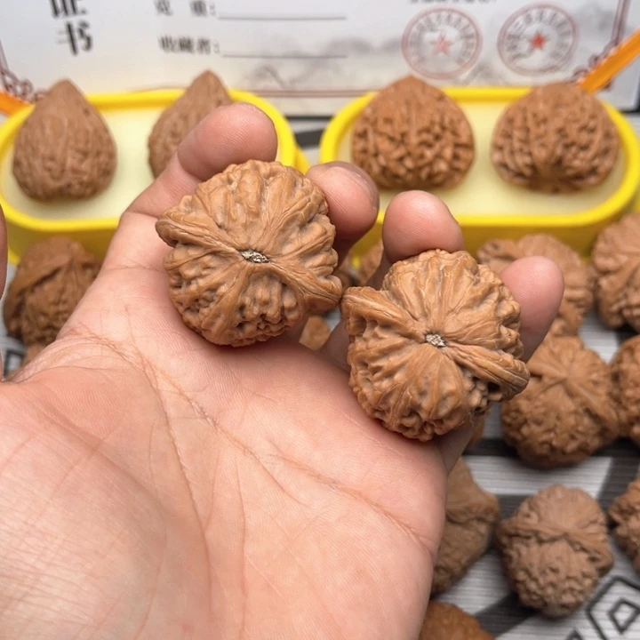 文玩核桃吊坠红锦鲤40