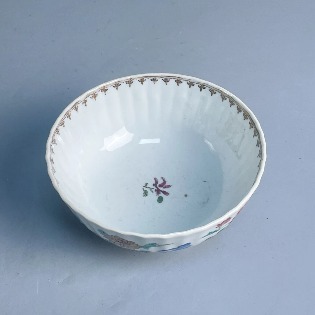 M25JV009B18 - 清雍正粉彩花卉瓜棱碗
