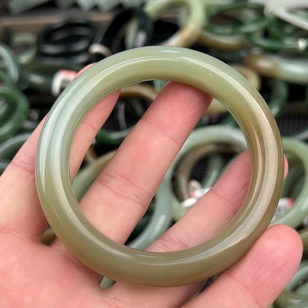 佳***场和田玉未镶嵌手镯