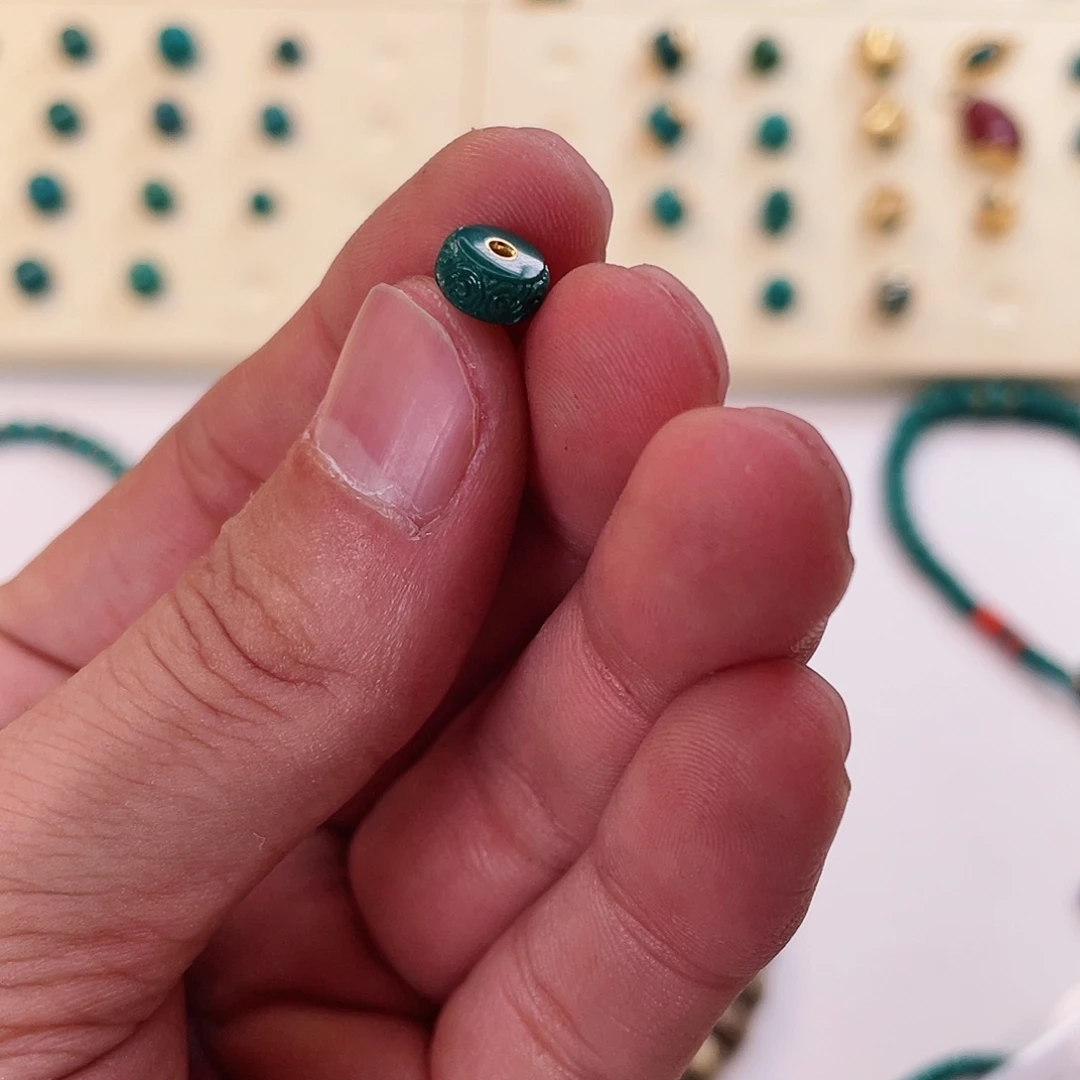 绿松石颈饰未镶嵌