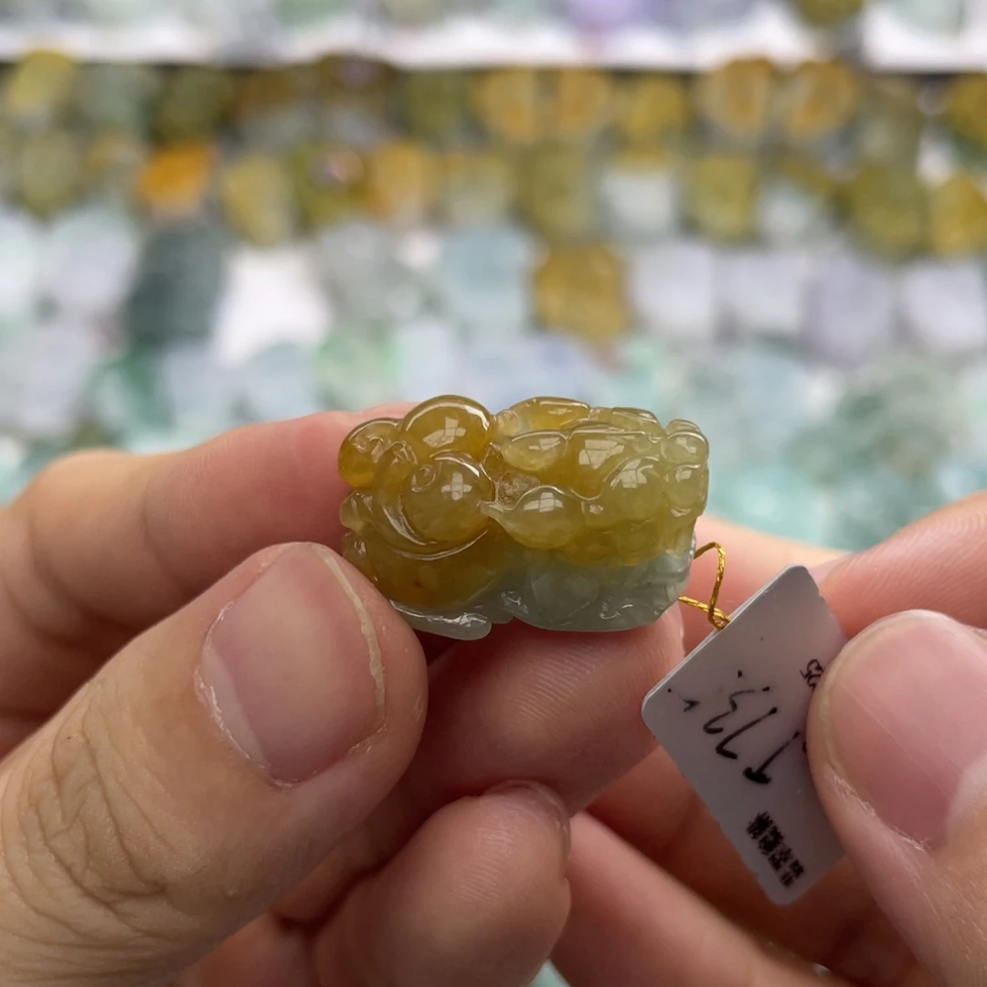 念****翡翠未镶嵌颈饰貔貅