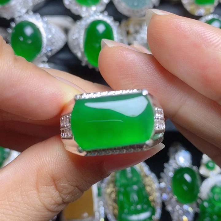 翡翠未镶嵌挂件马鞍