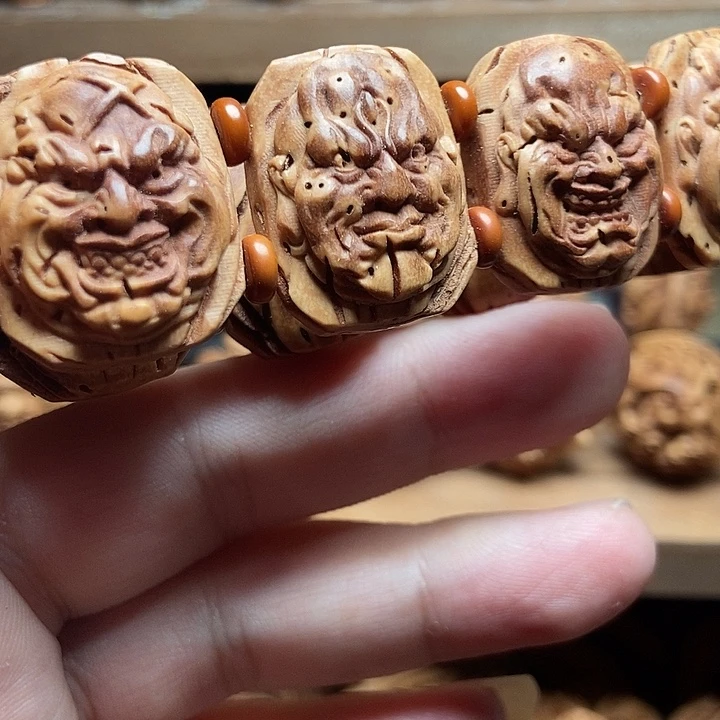 桃核浮雕恶僧手牌