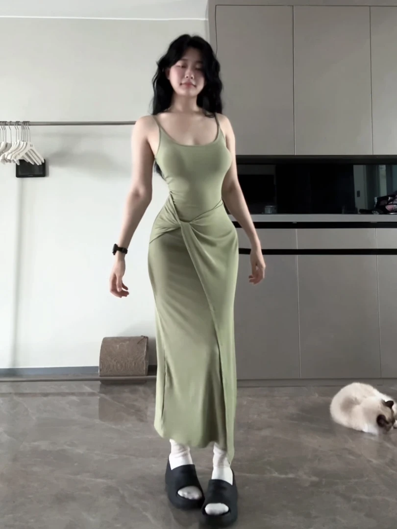 浅绿纯欲甜辣妹夏季针织扭结收腰修身显瘦露背包臀吊带连衣裙