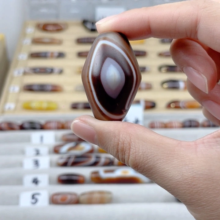 玛瑙/玉髓颈饰未镶嵌〈****木