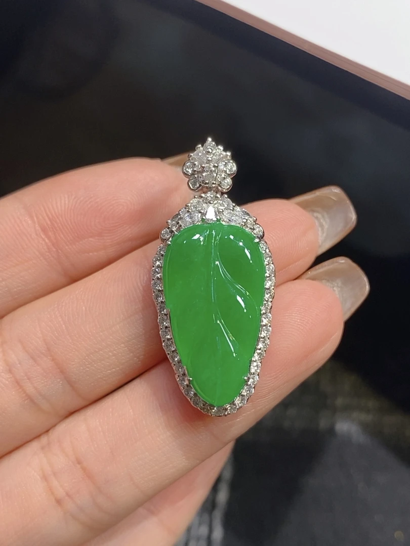 【伊玥珠宝】天然缅甸翡翠A货 阳绿叶子吊坠