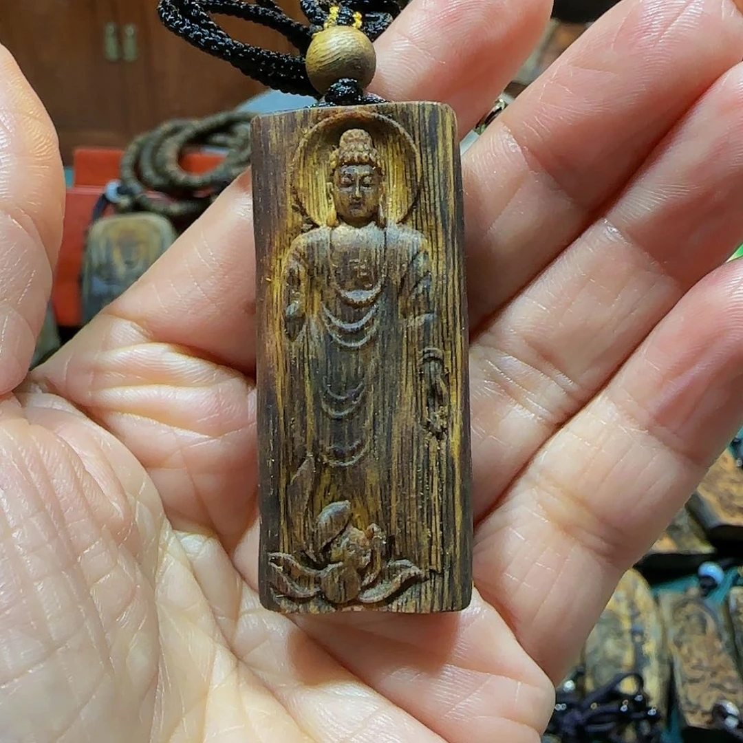 沉香吊坠海南白奇乌身金丝油雕刻大日如来带绳7.9克