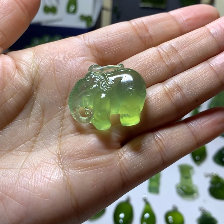 岫玉未镶嵌颈饰吊坠