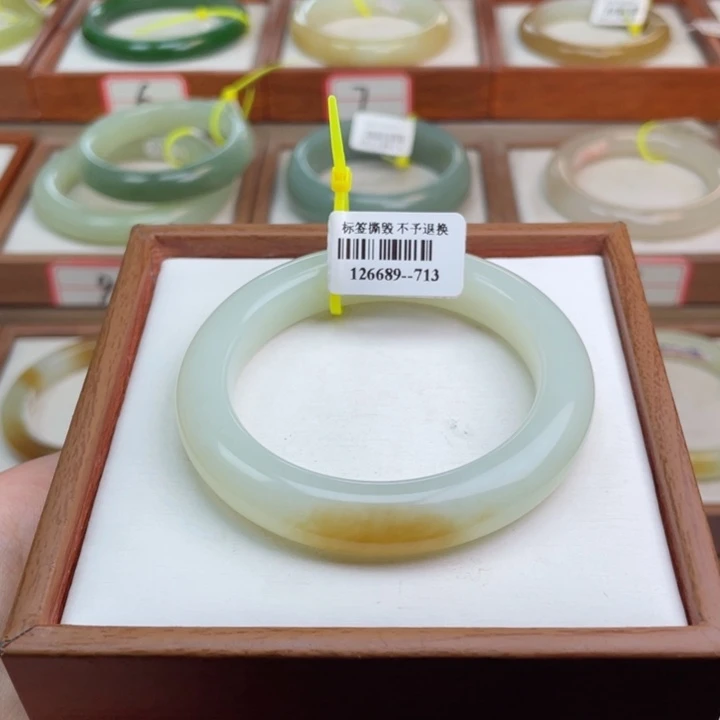 【闪购商品】和田玉手镯未镶嵌一口糖 17 5152