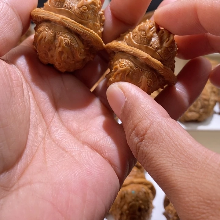 大***狼文玩核桃把件纯手工雕刻文玩核桃