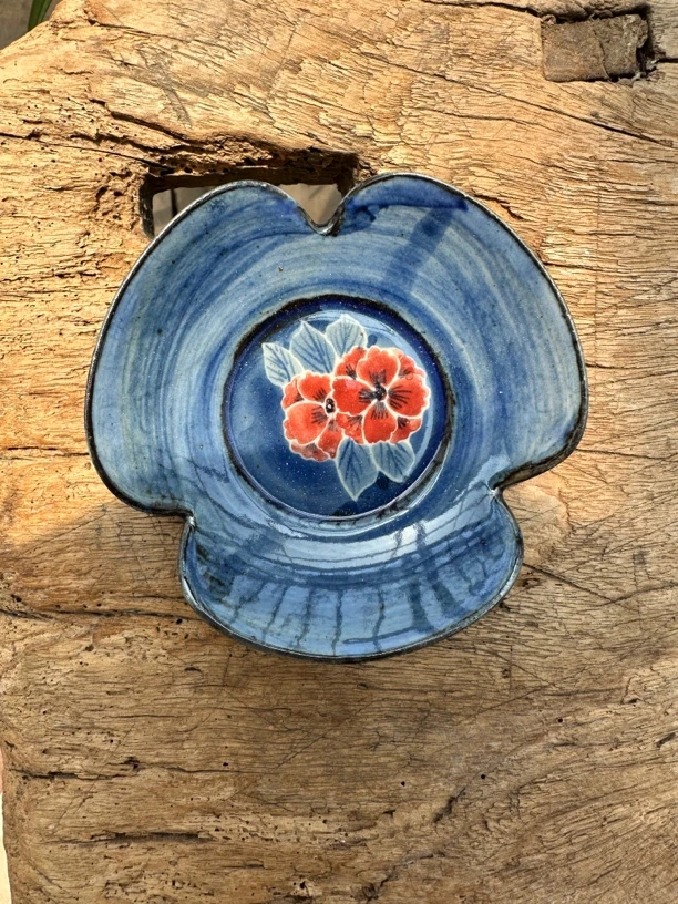 【近山古美】小樱花花瓣碟高温手绘釉下青花瓷