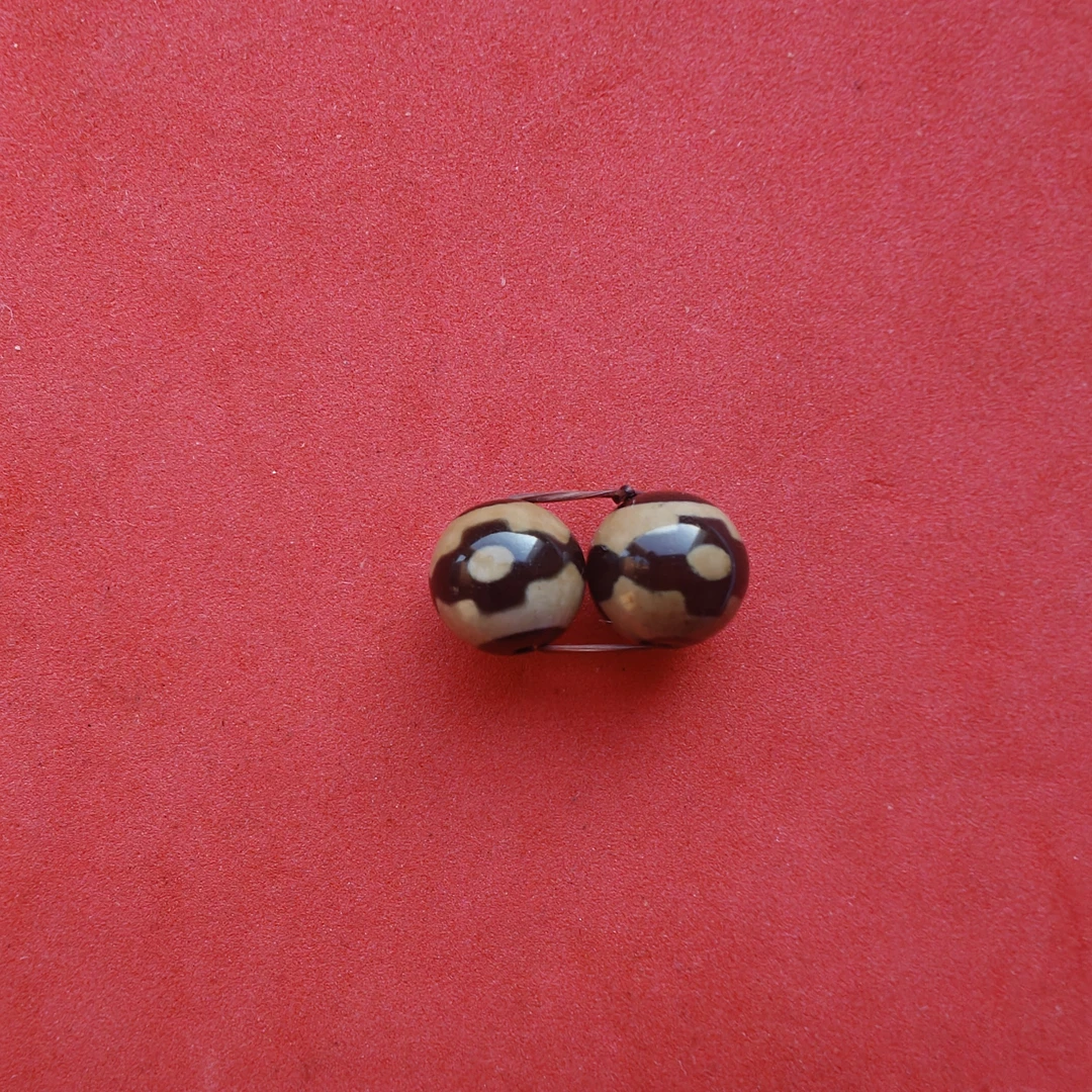 牙黄坦诚三眼佩珠一对直径10.5