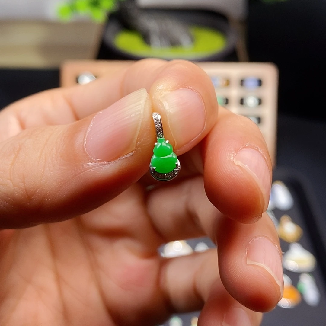 颈饰18K金镶嵌翡翠葫芦