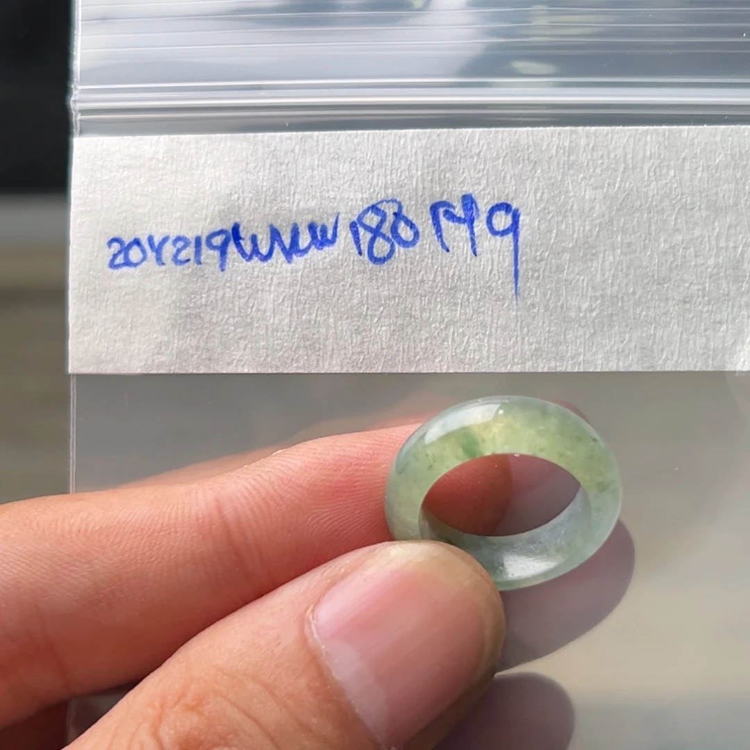 定制翡翠未镶嵌大*。