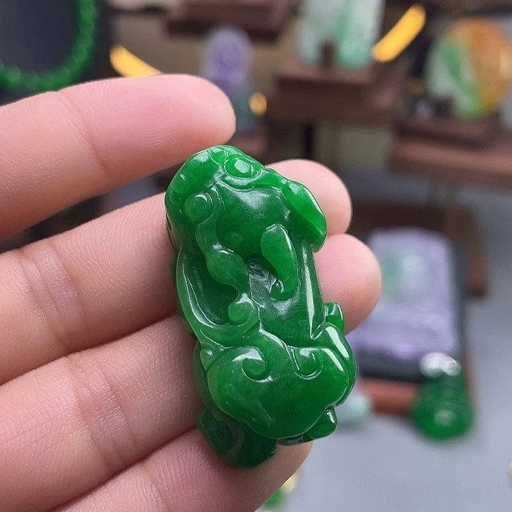 翡翠未镶嵌吊坠(赠链)