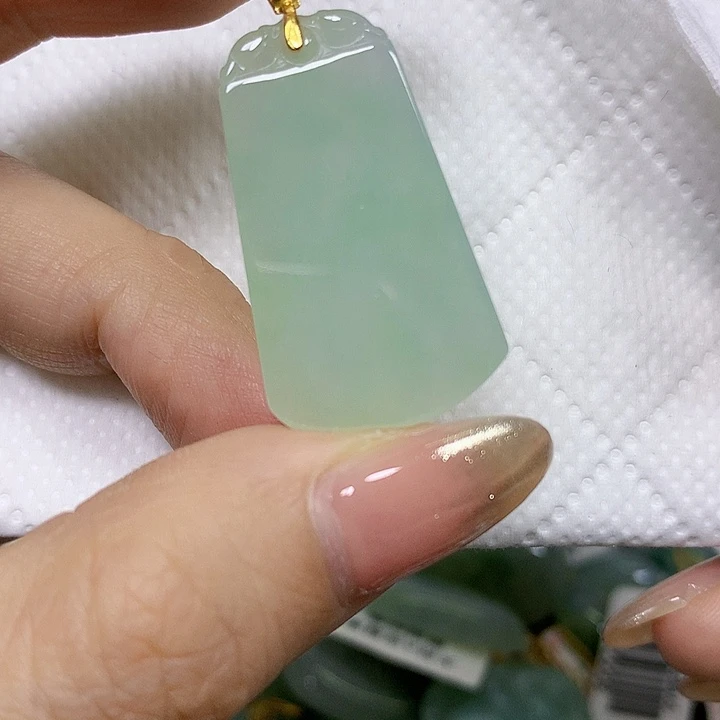 翡翠未镶嵌颈饰挂件