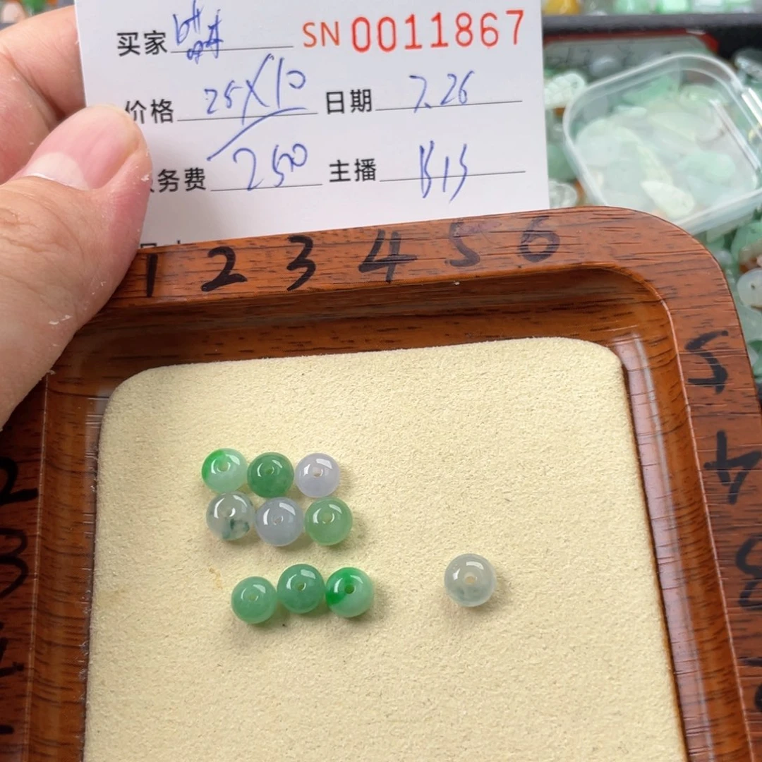 翡翠未镶嵌颈饰喵**?