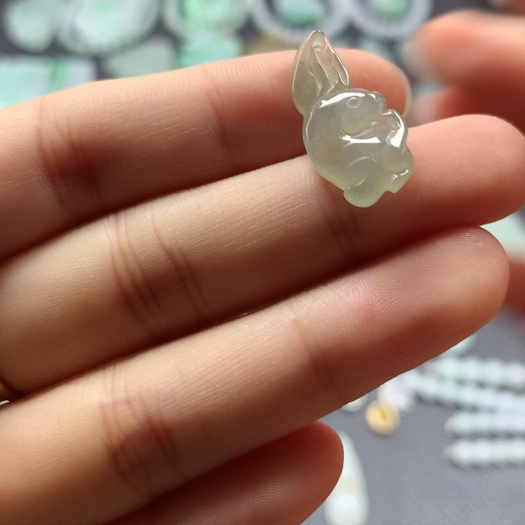 翡翠未镶嵌颈饰兔子