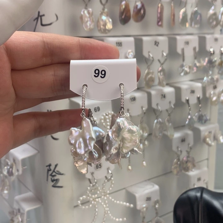 担***面无非金属巴洛克花瓣耳饰