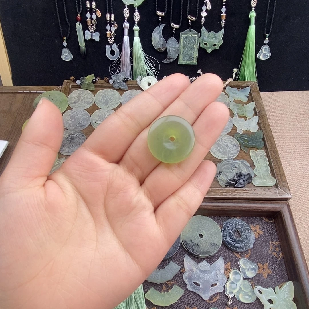 蛇纹石玉未镶嵌颈饰平安扣