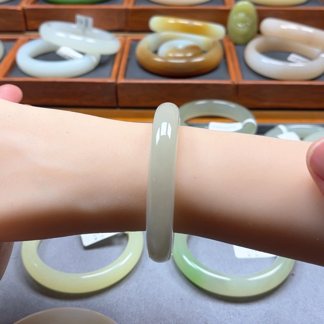 和田玉手镯未镶嵌