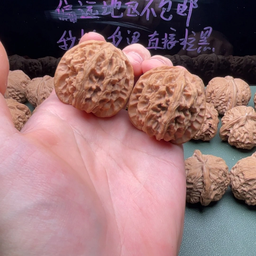 把件核桃40新全品苹果，有点磕尖